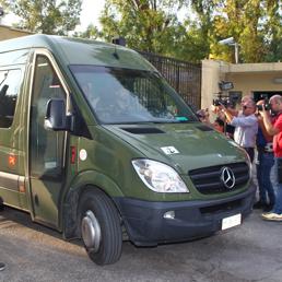 Il furgone militare con a bordo il marò Massimiliano Latorre (Ansa)