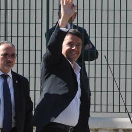 Il premier Matteo Renzi arriva nella scuola "don Pino Puglisi", nel quartiere Brancaccio, per inaugurare l'anno scolastico a Palermo. (ANSA/MIKE PALAZZOTTO)