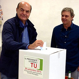 Primarie PD, Bersani vota a Piacenza (Ansa)