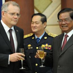 Il ministro cambogiano dell’Interno Sar Kheng e il ministro australiano per l’Immigrazione Scott Morrison durante l’accordo (Afp)