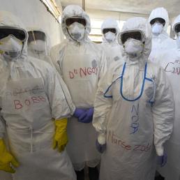 Operatori sanitari al centro di salute dell'Organizzazione Mondiale della Sanità a Monrovia(Afp)