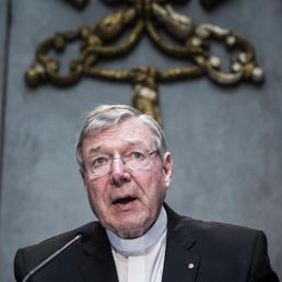 Il cardinale prefetto George Pell durante la conferenza stampa a Roma (Ansa)