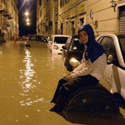 Una via di Genova allagata dall’esondazione del Bisagno (Ansa)