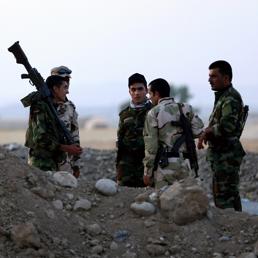 Un gruppo di Peshmerga curdi durante una pausa dei combattimenti (Afp)