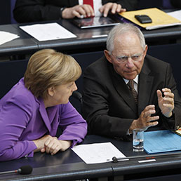 Angela Merkel con il ministro delle Finanze Wolfgang Schaeuble (Afp)