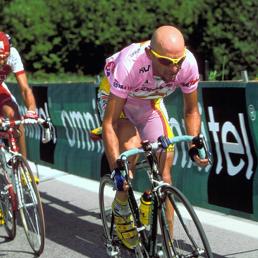 Marco Pantani a Madonna di Campiglio nel 1999 (Olycom)