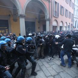 Gli scontri a Bologna tra polizia e manifestanti (Ansa)