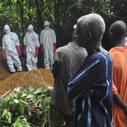 Il funerale di una donna a Monrovia, Liberia (Ap)