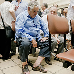 Il presidente José «Pepe» Mujica mentre fa la fila in un ambulatorio medico (Ap)