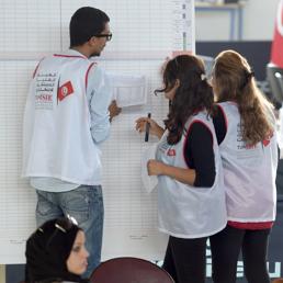 I preparativi per le elezioni in un seggio di Tunisi (Afp)
