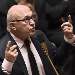 Il ministro delle Finanze francese, Michel Sapin (Afp)