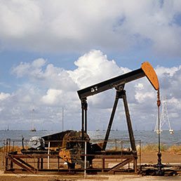 Un pozzo petrolifero a Cabimas, Venezuela (Corbis)