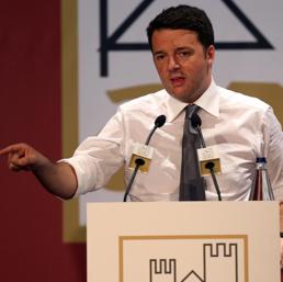 Matteo Renzi all’assemblea dell’Anci a Milano (Ansa)