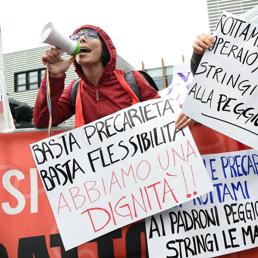 Manifestanti in attesa dell'arrivo del presidente del Consiglio Matteo Renzi fuori dalla sede dell'Alcatel a Vimercate (Ansa)