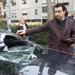 Il segretario nazionale della Lega Nord Matteo Salvini vicino all'auto danneggiata dai manifestanti dei centri sociali a Bologna, 8 Novembre 2014. (ANSA / MICHELE NUCCI)