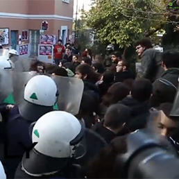 Un fermo immagine tratto da un video degli scontri tra studenti e polizia