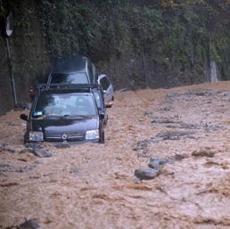 Maltempo a Genova con strade allagate (Ansa)