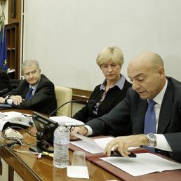l Ministro della Difesa Roberta Pinotti e Nicola La Torre durante le comunicazioni sulle nuove misure contro dell'Isis (Ansa)