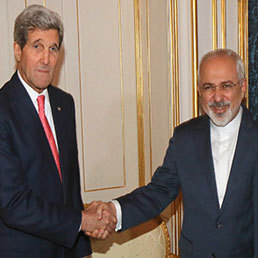 Il Segretario di Stato americano John Kerry stringe la mano al ministro degli esteri iraniano, Mohammad Javad Zarif (Afp)