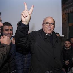 I festeggiamenti di Mario Oliverio, dopo il successo alle elezioni regionali della Calabria. ANSA