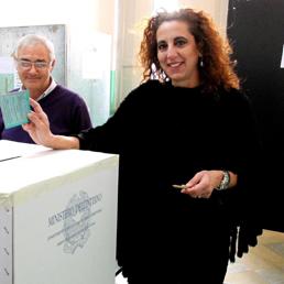 Il candidato alla presidenza della regione Calabria per Forza Italia e Fratelli d'Italia-Alleanza nazionale, WandaFerro, vota a Catanzaro, 23 novembre 2014 (Ansa)