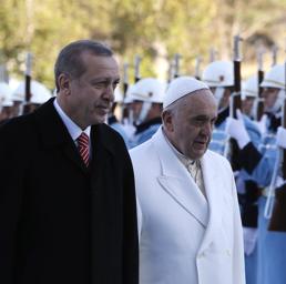 Papa Francesco insieme al presidente Erdogan (Epa)