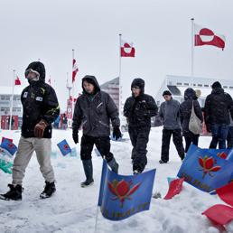 Elettori al voto in un seggio a Nuuk per le elezioni in Groenlandia (AP Photo)