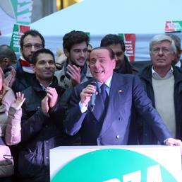 Silvio Berlusconi in piazza San Fedele a Milano per la manifestazione “No tax day” organizzata da Forza Italia (Ansa)