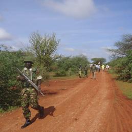 Un soldato kenyano pattuglia la zona di Mandera dopo l’attacco al bus del 22 novembre (Epa)