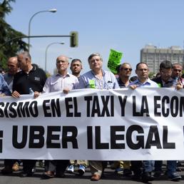 Proteste dei tassisti madrileni, la scorsa estate, contro Uber (Afp)