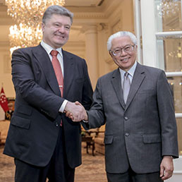 Il presidente ucraino Petro Poroshenko con il presidente di Singapore Tony Tan Keng Yam (Epa)