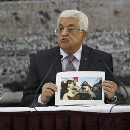 l presidente palestinese Mahmoud Abbas con una foto del ministro ucciso (Reuters)