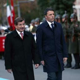 Il premier Matteo Renzi con il primo ministro turco Ahmet Davutoglu (Afp)