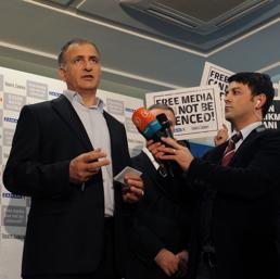 Ekrem Dumanli parla con la stampa poco prima di essere arrestato (Ap)