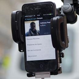 Nella foto l’app UberPop installata su uno smartphone (AP Photo)