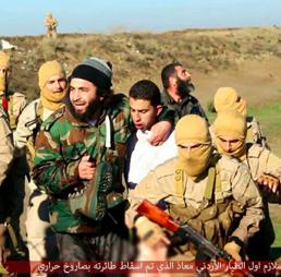 La cattura del pilota giordano catturato dallo Stato islamico che ha annunciato di aver abbattuto un aereo della Coalizione internazionale guidata dagli Usa, in una foto pubblicata sul profilo Twitter dell'ISIS di Raqqa