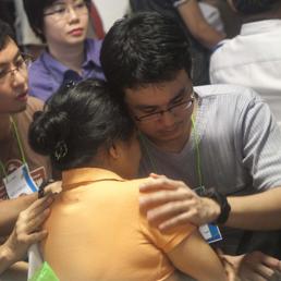 Il dolore dei parenti delle vittime del volo AirAsia, rotta Indonesia-Singapore, nell’aeroporto indonesiano di Surabaya (Epa)