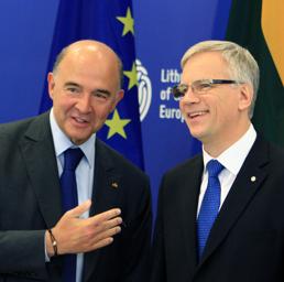 Pierre Moscovici e il ministro delle finanze lituano Rimantas Sadzius (afp)