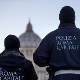 Agenti della Polizia di Roma Capitale in servizio a Piazza San Pietro (Ansa)