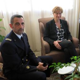 Il ministro della Difesa Roberta Pinotti con Massimiliano Latorre in una foto di archivio (ansa)
