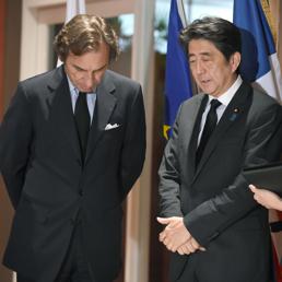 Il premier Shinzo Abe con l’ambasciatore francese in GIappone Thierry Dana (Afp)