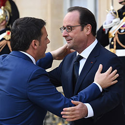 Il presidente del Consiglio Matteo Renzi saluta iul presidente francese Francois Hollande (Afp)