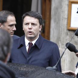 Il presidente del Consiglio Matteo Renzi lascia il Senato al termine dell’incontro con i senatori Pd (Ansa)