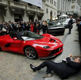 Una Ferrari in mostra davanti a Wall Street (Reuters)