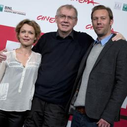 Nella foto il regista di Sorrow and Joy, Nils Malmros (al centro) con gli attori protagonisti Helle Fagralid e Jakob Cedergren (AP Photo)