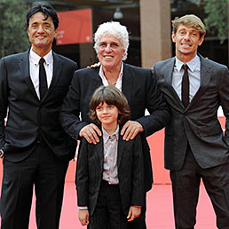 Nella foto da sinistra, il regista del film “Mio papà”, Giulio Base, Ninetto Davoli, Giorgio Pasotti e il piccolo Niccolò Calvagna (Ansa)