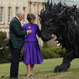 Un leone di copertoni. Nei Chatsworth House Gardens dei duchi di Devonshire, nel Regno Unito, una scultura di Yong Ho Ji realizzata con pneumatici usati