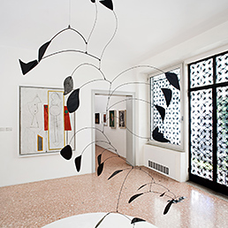 Collezione Peggy Guggenheim di Venezia. Una delle sale: in primo piano Arco di petali (Arc of Petals), 1941 di Alexander Calder. Il museo dal 1992 ha lanciato il progetto Intrapresae