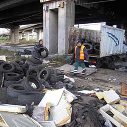 Smaltimento illegale. Nel 2012 sono state 14 le discariche illegali sequestrate in Campania, l'11,4% del totale nazionale, su un'area di 35.500 mq (nella foto, un deposito a Napoli)