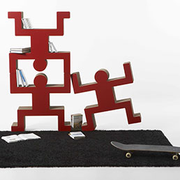 Tecnologia 3D. Realizzata con il 70% di cartone riciclato dall'azienda marchigiana Kubudesign di Nazzareno Marconi. La tecnologia 3D consente di ottimizzare le proprietà del cartone ottenendo forme curve. Componibile con più moduli, è disponibile in due versioni: 70x70 cm e 45x45 cm. Certificate "Remade in Italy"
